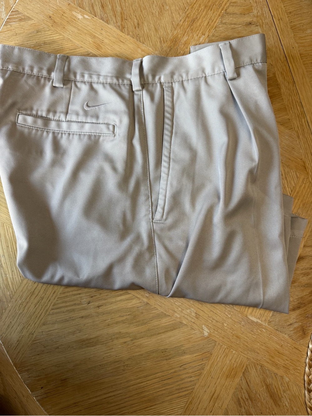 Nike Beige/Tan Performance Golf Shorts with Subtle Stripe Detail - Picture 4 of 6